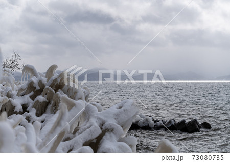 福島県猪苗代湖のしぶき氷 73080735