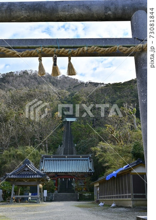 洲崎神社の大鳥居に参道石段 73081844