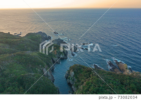早朝の石廊崎の海岸線の空撮 早朝の石廊崎の海岸線の空撮 73082034