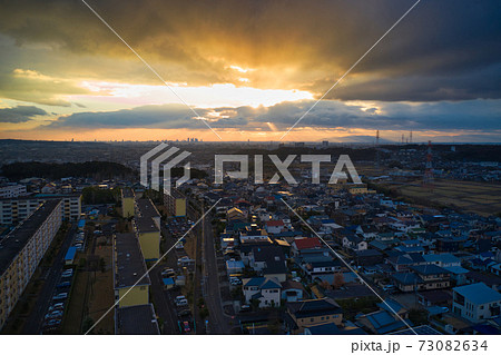高蔵寺ニュータウンから見る春日井市・名古屋市の眺めと美しい夕日　愛知県春日井市（ドローンによる空撮） 73082634