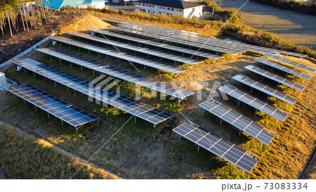 太陽光発電を行うソーラーパネル 73083334