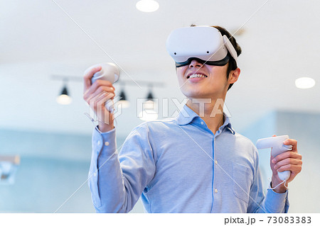 VRで仮想現実を体験する男性 VRで仮想現実を体験する男性 73083383