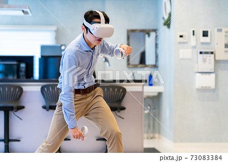 VRで仮想現実を体験する男性 73083384