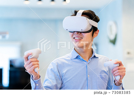 VRで仮想現実を体験する男性 VRで仮想現実を体験する男性 73083385