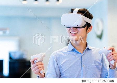 VRで仮想現実を体験する男性 73083386