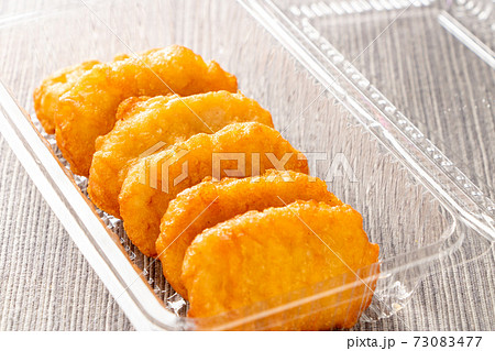 テイクアウト容器に入れられた、チキンナゲット。 73083477