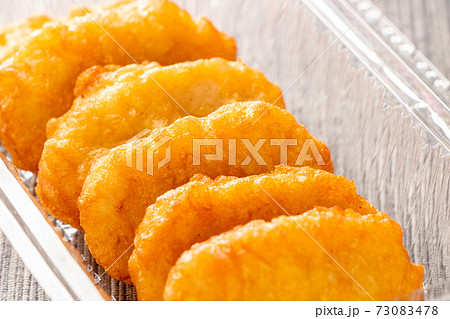 テイクアウト容器に入れられた、チキンナゲット。 テイクアウト容器に入れられた、チキンナゲット。 73083478