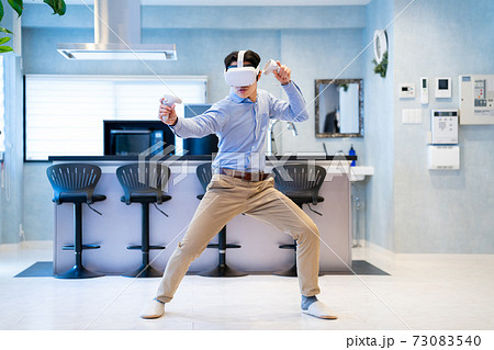 VRで仮想現実を体験する男性 VRで仮想現実を体験する男性 73083540