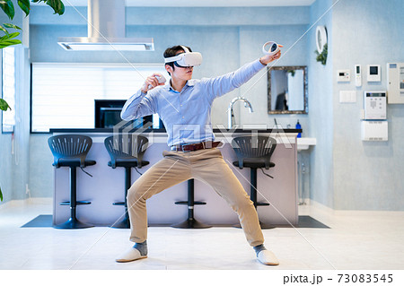 VRで仮想現実を体験する男性 73083545