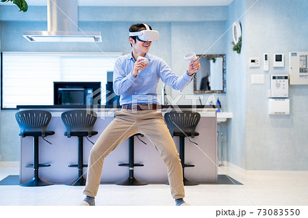 VRで仮想現実を体験する男性 73083550