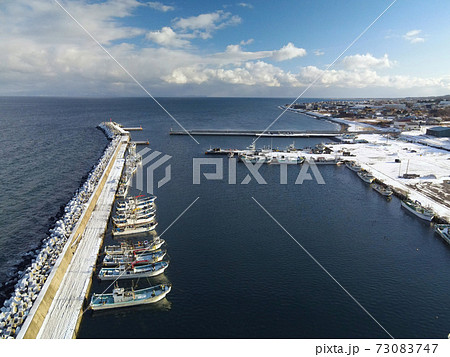 冬の北海道森町掛澗漁港の雪景色を撮影 冬の北海道森町掛澗漁港の雪景色を撮影 73083747