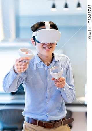VRで仮想現実を体験する男性 73083783