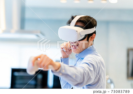 VRで仮想現実を体験する男性 VRで仮想現実を体験する男性 73083789