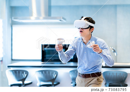 VRで仮想現実を体験する男性 VRで仮想現実を体験する男性 73083795