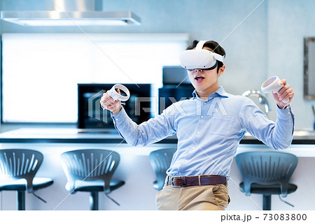 VRで仮想現実を体験する男性 VRで仮想現実を体験する男性 73083800