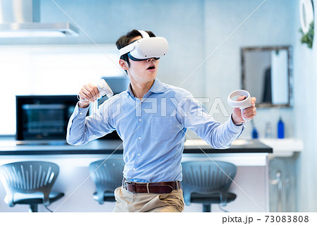 VRで仮想現実を体験する男性 73083808