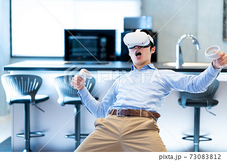 VRで仮想現実を体験する男性 VRで仮想現実を体験する男性 73083812