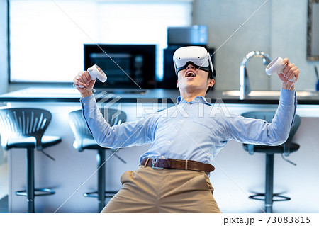 VRで仮想現実を体験する男性 VRで仮想現実を体験する男性 73083815