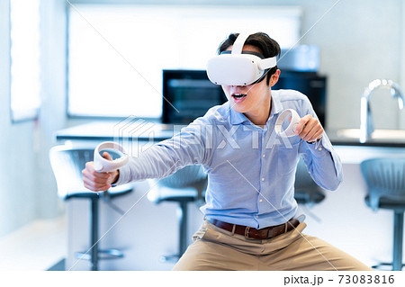 VRで仮想現実を体験する男性 VRで仮想現実を体験する男性 73083816
