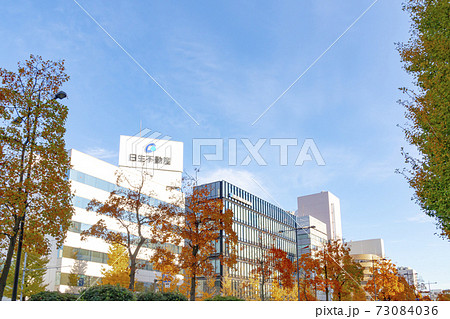 新潟駅前 東大通りのオフィスビル街 (秋) 73084036