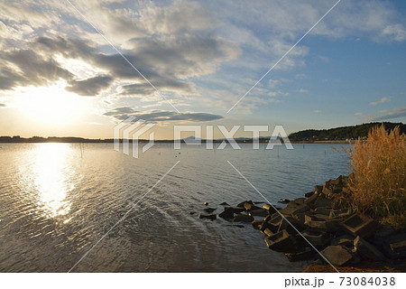 茨城県涸沼の夕景　筑波山と夕陽 73084038