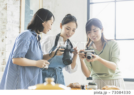 料理の写真を撮る女性 73084330