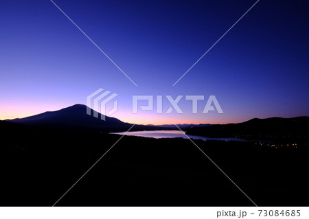 山梨県パノラマ台からの山中湖と富士山 山梨県パノラマ台からの山中湖と富士山 73084685