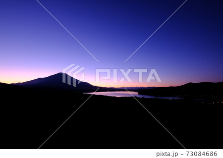 山梨県パノラマ台からの山中湖と富士山 73084686
