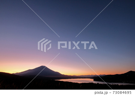 山梨県パノラマ台からの山中湖と富士山 山梨県パノラマ台からの山中湖と富士山 73084695