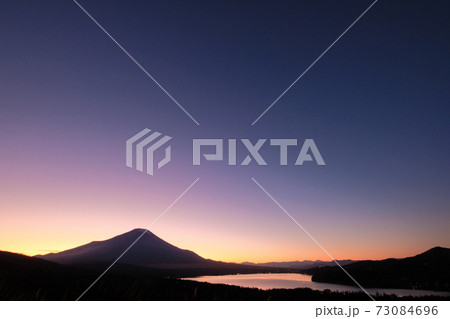 山梨県パノラマ台からの山中湖と富士山 山梨県パノラマ台からの山中湖と富士山 73084696