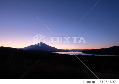 山梨県パノラマ台からの山中湖と富士山 山梨県パノラマ台からの山中湖と富士山 73084697