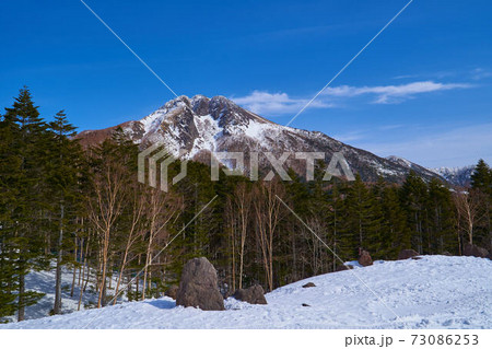 群馬県 冬の丸沼高原日光白根山ロープウェイ山頂駅付近から白根山を見る 73086253