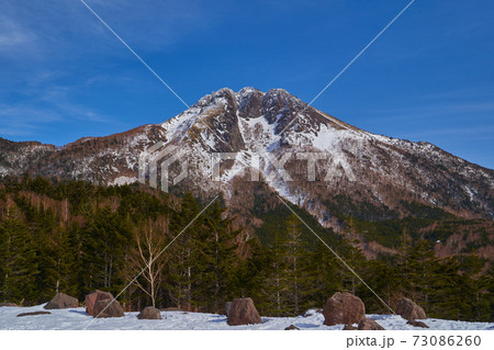 群馬県 冬の丸沼高原日光白根山ロープウェイ山頂駅付近から白根山を見る 73086260