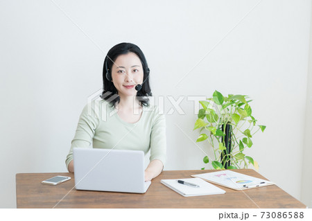 オンラインで打ち合わせをする30代の女性 オンラインで打ち合わせをする30代の女性 73086588