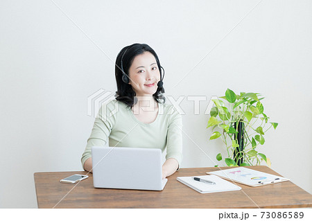 オンラインで打ち合わせをする30代の女性 オンラインで打ち合わせをする30代の女性 73086589