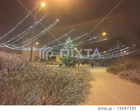雪の夜のクリスマス 73087195