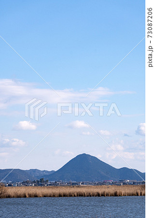 琵琶湖岸から見る三上山方面 73087206