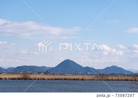 琵琶湖岸から見る三上山方面 琵琶湖岸から見る三上山方面 73087207