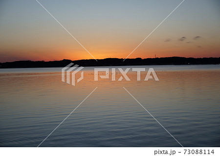 新春の夕焼け黄昏時の 茨城県霞ヶ浦湖畔よりの風景 新春の夕焼け黄昏時の 茨城県霞ヶ浦湖畔よりの風景 73088114