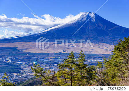 青空と雪化粧する富士山 青空と雪化粧する富士山 73088200