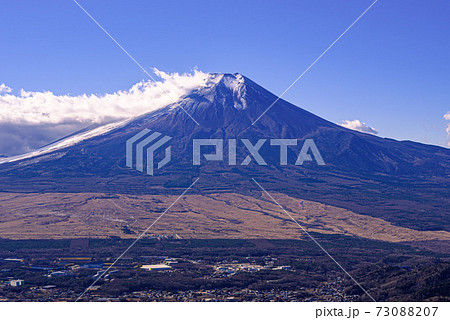 雪化粧する富士山と自衛隊の演習場 雪化粧する富士山と自衛隊の演習場 73088207