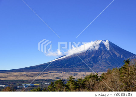 雪化粧する富士山 雪化粧する富士山 73088208