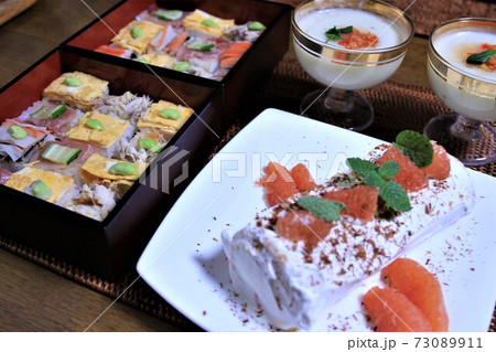 手作りのクリスマス・モザイク寿司、ロールケーキ、カリフラワーのスープ 手作りのクリスマス・モザイク寿司、ロールケーキ、カリフラワーのスープ 73089911