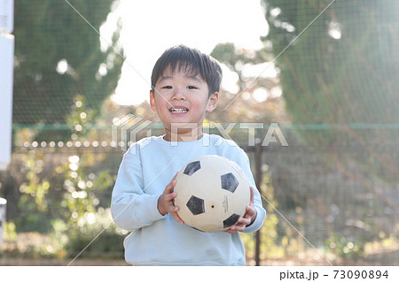 サッカーボールを持つ幼児の写真素材