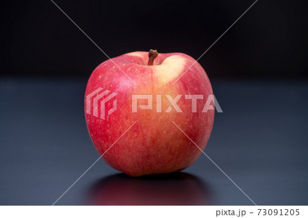 こみつ 蜜入りりんご スタジオ撮影/黒バック こみつ 蜜入りりんご スタジオ撮影/黒バック 73091205
