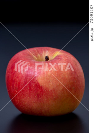 こみつ 蜜入りりんご　スタジオ撮影／黒バック 73091237