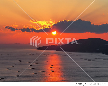 万葉の岬から見る播磨灘の夕景　万葉の岬からの夕日 73091266