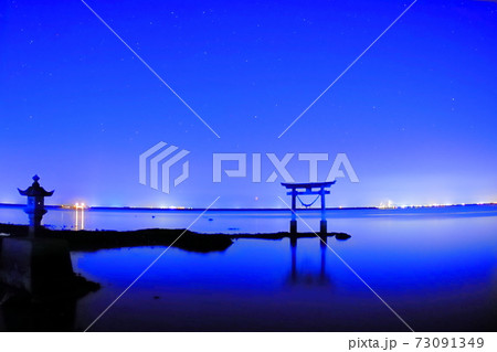 星空に包まれる神社 73091349