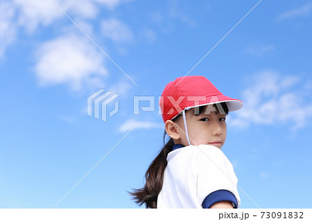 体操服で幼稚園の運動会に参加する女の子 体操服で幼稚園の運動会に参加する女の子 73091832