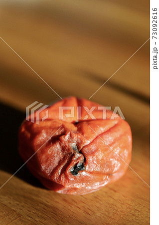 腐ってしまった庄内柿　食品ロス 73092616